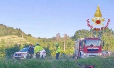 Auto travolge due moto a Canale: morti due motociclisti
