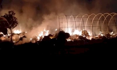 Incendio a Niella Tanaro, fiamme ancora attive nel deposito di fieno a Fornello