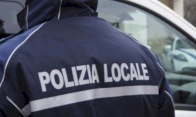 Abbandona rifiuti e urina nel centro storico di Ceva: individuato e sanzionato