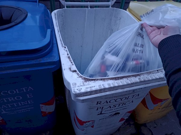 Un bidone dei rifiuti
