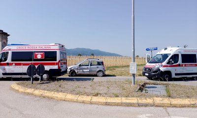 Auto contro moto tra Caraglio e Busca, ferito il motociclista