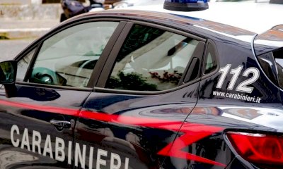 Danneggia un'auto in sosta, poi aggredisce i Carabinieri: denunciato