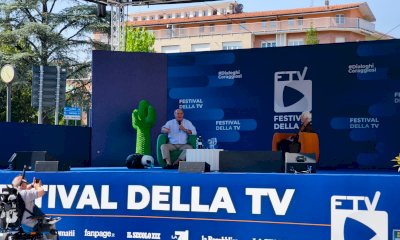 Il premio alla carriera a Gerry Scotti ha aperto il Festival della Tv di Dogliani