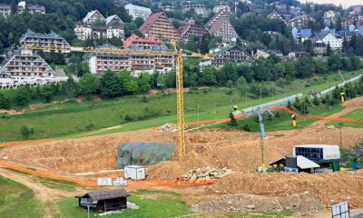 Prato Nevoso, spunta una gru nel cuore della Conca: nuovo step per il cantiere della 8 posti (FOTO)