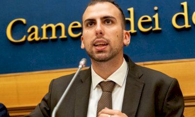 "Fumiamo insieme contro leggi liberticide": l'iniziativa dei Radicali in piazza Galimberti