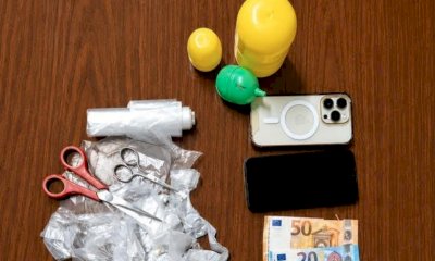 Sorpreso a vendere cocaina in auto, a casa aveva altre dosi gi&agrave; confezionate: arrestato