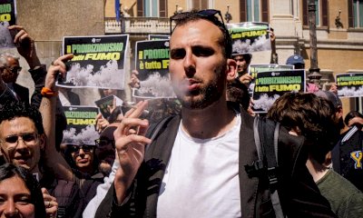 Con una canna in via Roma: "Assurdo criminalizzare una sostanza meno dannosa di alcol e tabacco"