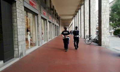 Tenta di aggredire con un coccio di bottiglia Polizia locale e Carabinieri: fermata con il taser