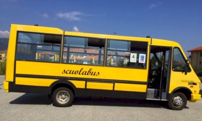 Carr&ugrave;, scontro tra auto e scuolabus: a bordo anche una bambina
