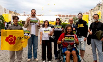 Con una canna in via Roma per chiedere la legalizzazione: "Meno dannosa di alcol e tabacco"