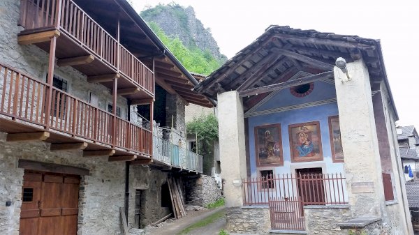 Combe, Celle Macra