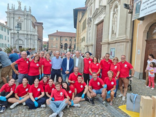 Il direttore Barbero con i volontari di Abbracciamo