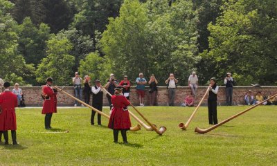 Al castello di Casotto il suggestivo incontro tra corno da caccia e corno delle Alpi