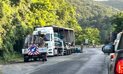 Autoarticolato perde il carico sulla statale 28: traffico in tilt tra Ceva e Nucetto