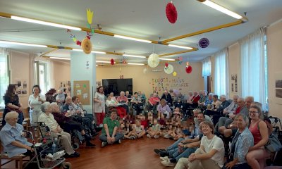 Carr&ugrave;, l'abbraccio tra generazioni: i bimbi dell'infanzia festeggiano la fine dell'anno con gli anziani