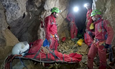 Dieci tecnici per recuperare un infortunato a 160 metri di profondit&agrave;: l'esercitazione sul Mondol&egrave;