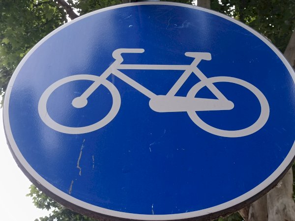 Un cartello pista ciclabile