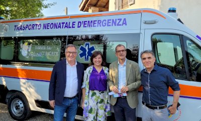 Un'ambulanza per il trasporto dei bimbi prematuri: il dono di "Voglia di crescere" al "Santa Croce"