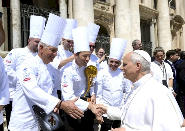 La stretta di mano tra Nazionale Italiana Cuochi e Papa Leone XIV