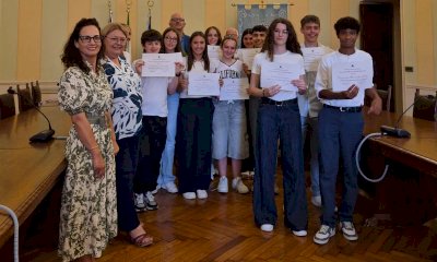 Dogliani premia i giovani studenti del "Luigi Einaudi": consegnate le borse di studio comunali