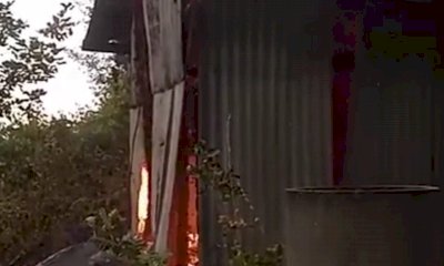 Nucetto, fulmine incendia un ricovero attrezzi durante il temporale (VIDEO)