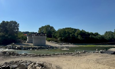 Posata la prima trave metallica del ponte di Monchiero, spazzato via dalla piena del Tanaro nel 2010