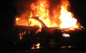 Nel giro di due ore bruciate due auto dello stesso proprietario a 30 km di distanza