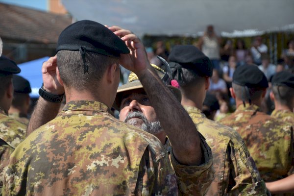 Consegna del basco con fregio