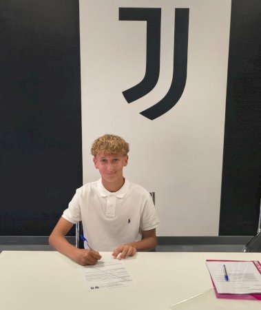 Alessandro Tassone firma per la Juventus