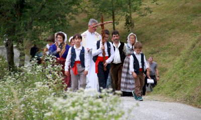 Coumboscuro inaugura la programmazione culturale estiva con il Roumiage a la Vierge Adoulourado