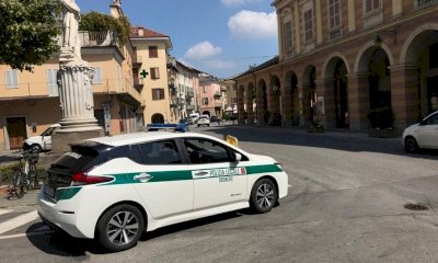 Abbandona rifiuti sul piazzale del Cimitero di Dronero: scatta la denuncia per un uomo di mezza et&agrave;
