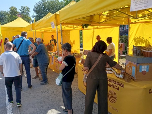 Gli stand di Comdiretti fronte all'ospedale