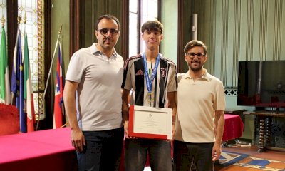 Alba, consegnata una targa al giovane calciatore Matteo Rolando