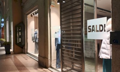 Conto alla rovescia per i saldi, Confesercenti: "Leggera flessione nel campo dell'abbigliamento"
