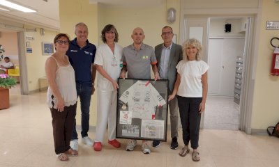 Dieci anni dopo la diagnosi, Marco Bianchino regala la maglia della Fausto Coppi alla Radioterapia di Cuneo