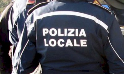 Aggredisce la moglie, poi minaccia gli agenti della Polizia Locale: fermato e denunciato