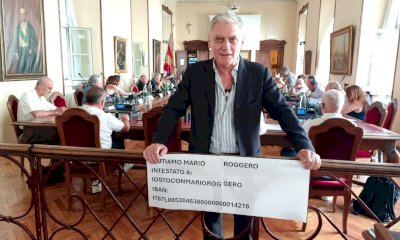 Lauria in Consiglio comunale con il cartello &ldquo;aiutiamo Mario Roggero&rdquo;
