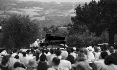 Dogliani: il concerto di Ludovico Einaudi finanzier&agrave; il restauro della biblioteca civica