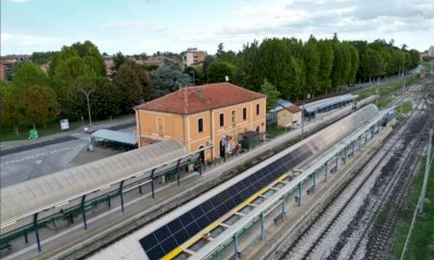 Fotovoltaico lungo le linee ferroviarie per evitare consumo di suolo agricolo: la proposta di FdI