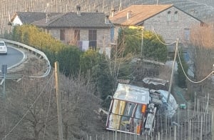 A Barolo un tir si ribalta nelle vigne