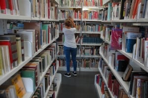 Bra città che legge: in biblioteca arrivano gli scaffali tematici