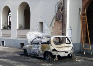 Auto in fiamme a Fossano