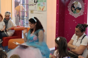 In biblioteca ad Alba 'una storia tira l'altra'