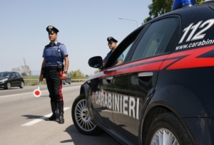 Danneggia un'automobile e aggredisce i Carabinieri: denunciato