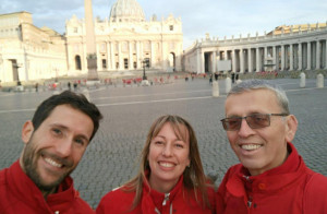 Teresio Delfino indica la strada per la Croce Rossa buschese 