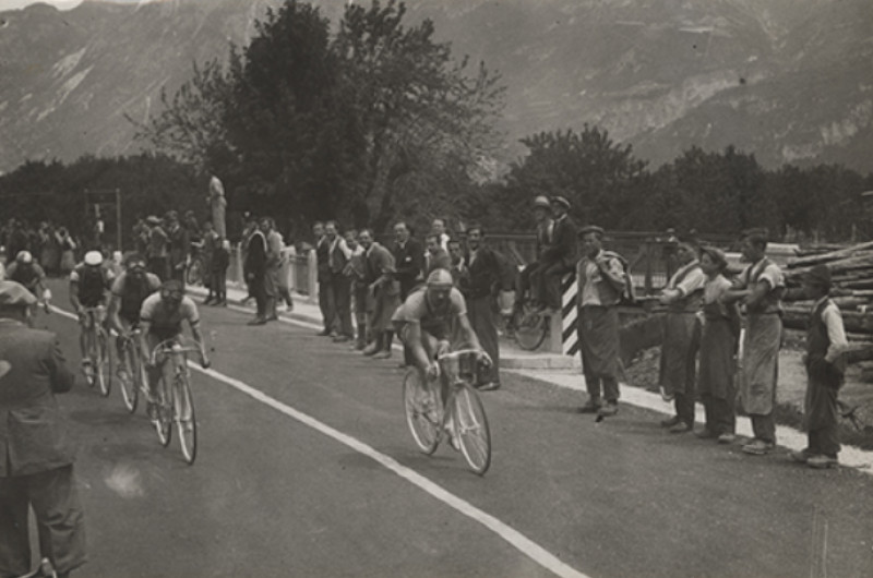Un passaggio del Giro del '38 (foto Archivio Gazzetta)