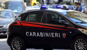 Vìola l'obbligo di rimanere in casa, sorpreso insieme ad uno spacciatore