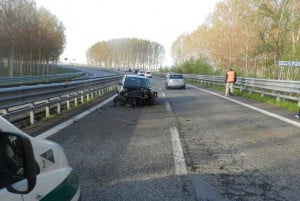 Auto contro un guard rail, ferito un ventenne