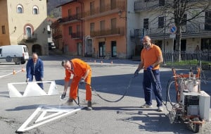 Rifreddo: per risparmiare, sindaco e amministratori tracciano la segnaletica