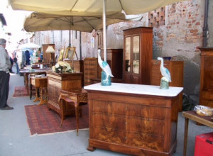 A Cherasco il mercatino del mobile antico, del vintage, della ceramica e del vetro d'arte
